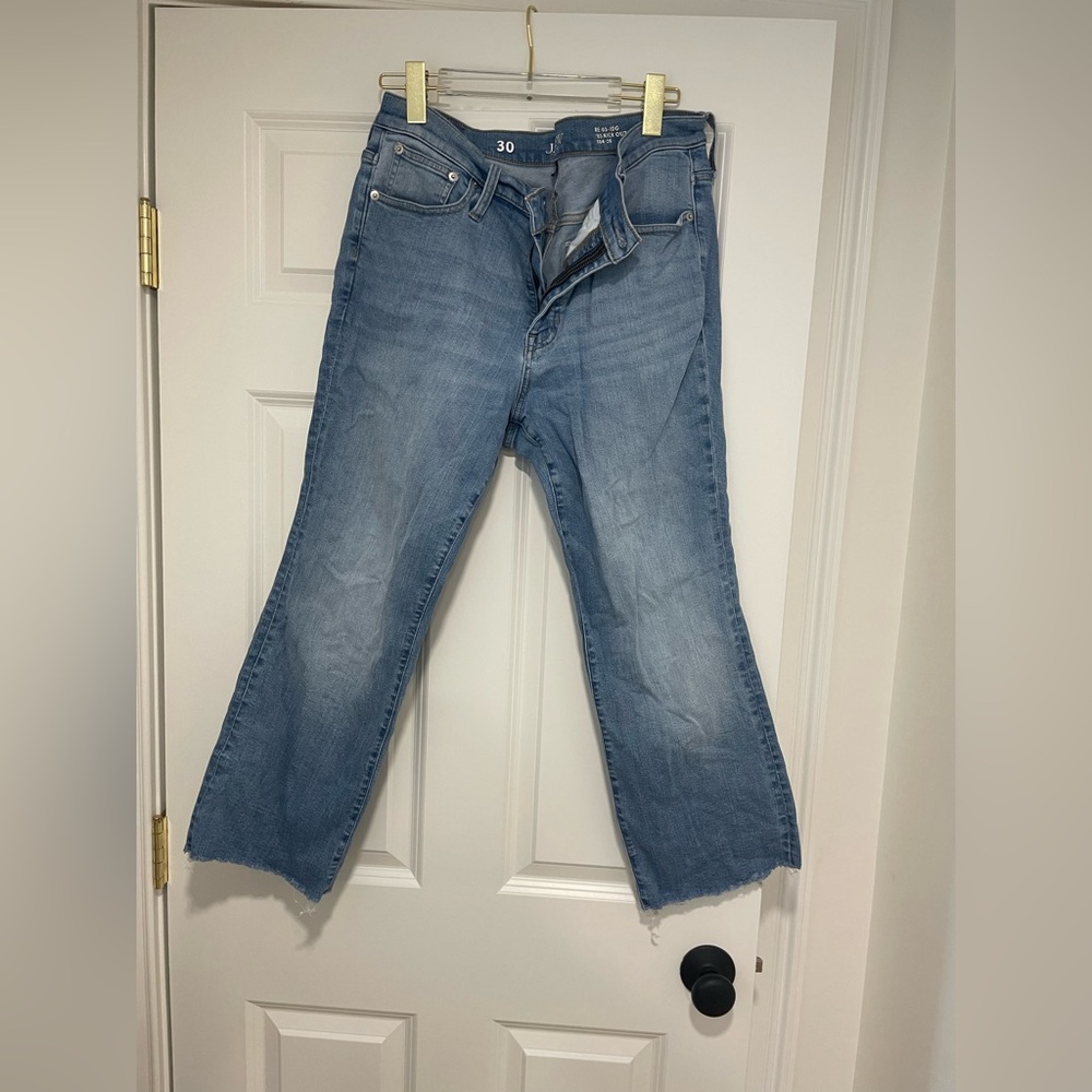 Light Wash Cropped Frayed Hem Jeans